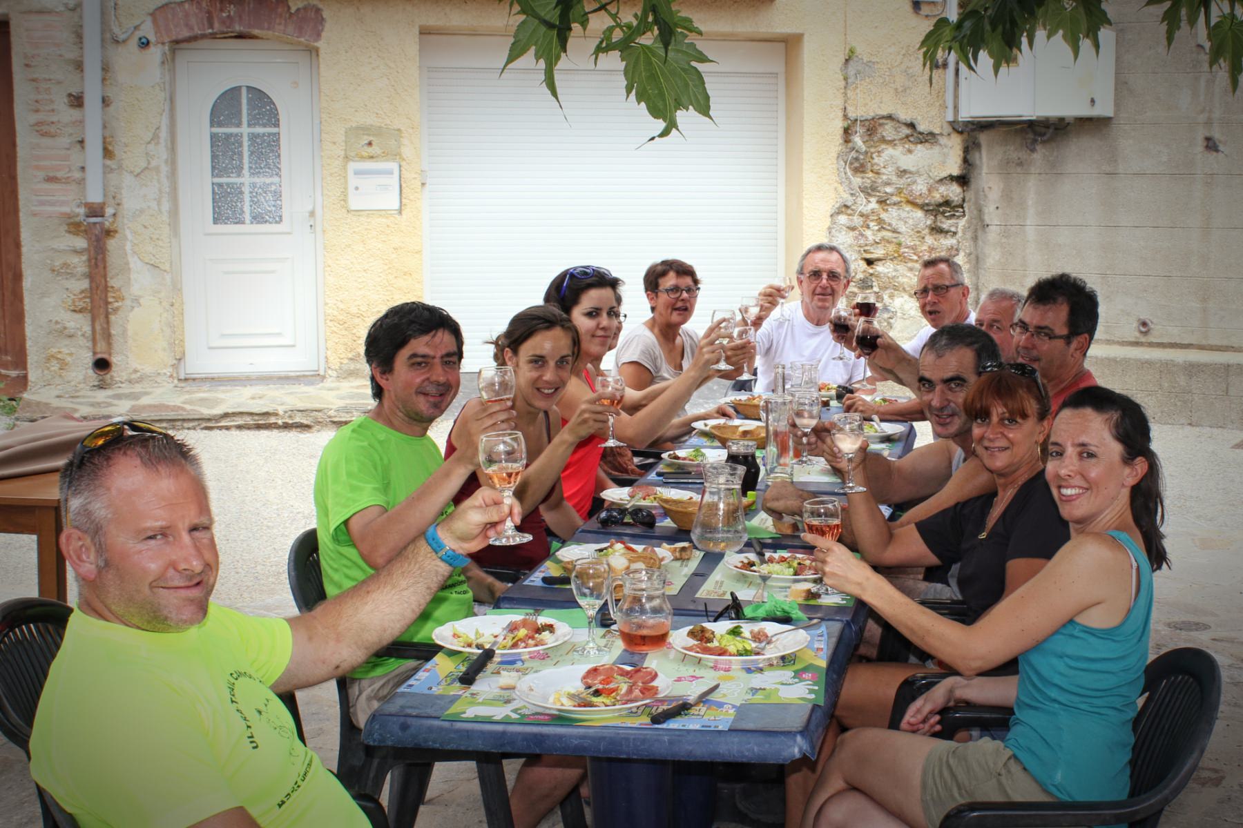 les bénévoles assis autour d’une grande table